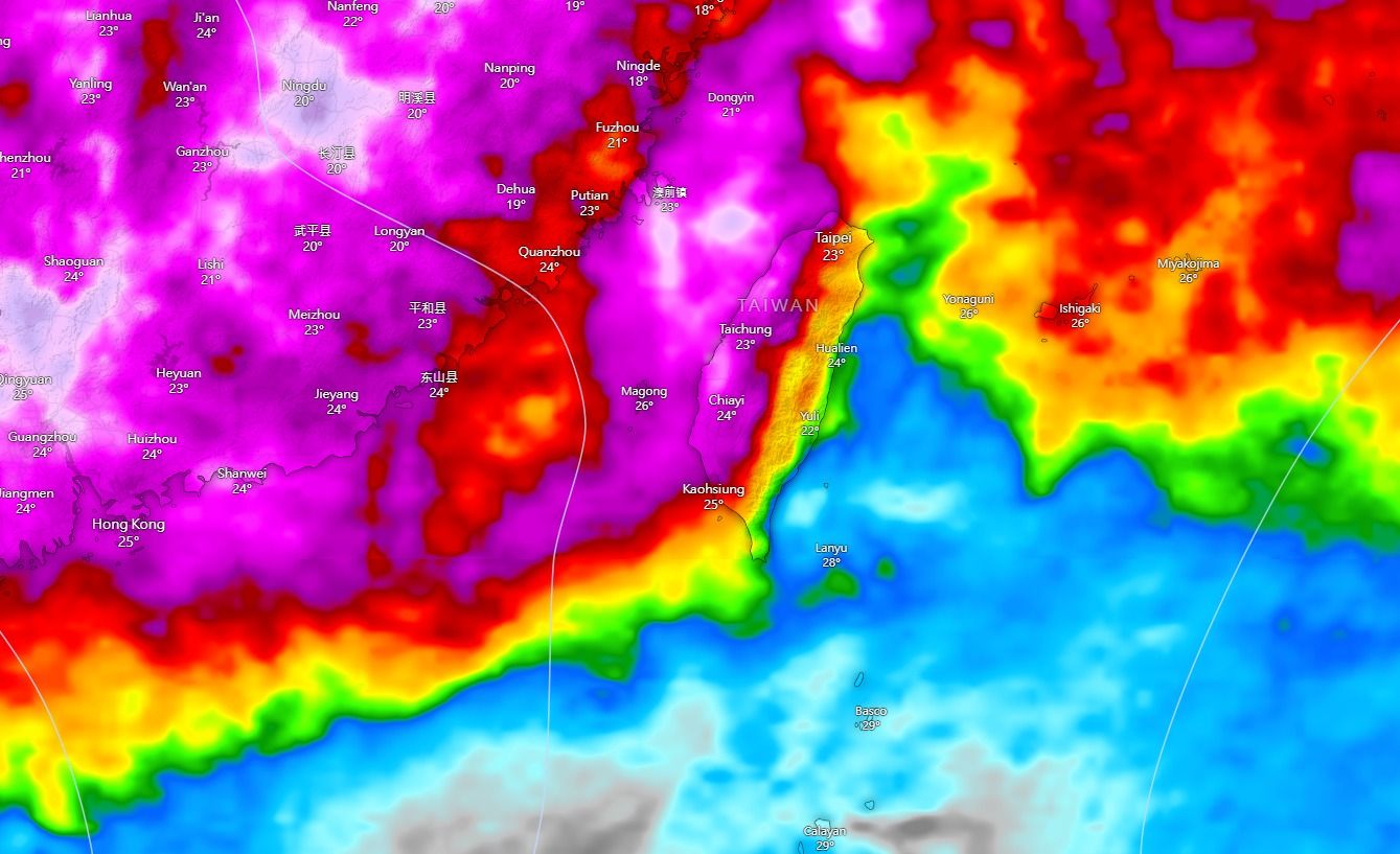 ▲▼下周二有較大雨勢，降雨分布西半部一片紫紅，雨量不小。（圖／台灣颱風論壇｜天氣特急）