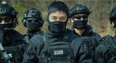 韓網熱門／BTS V「穿戰服舉槍」眼神超殺：以為《太陽的後裔》！