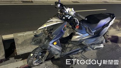 詭摔影片曝!大度路騎士撞分隔島「空翻噴火花」 送醫搶命中