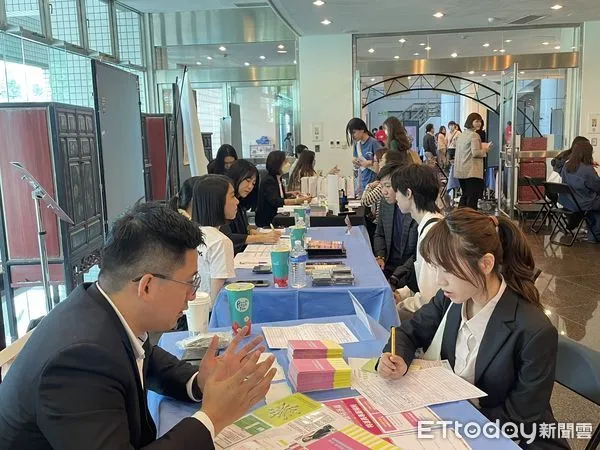 ▲嘉南藥理大學化粧品應用與管理系，18日舉辦「就業實習媒合會暨粧品產業聯盟合作備忘錄簽約」活動，為準畢業生及在校生提供實習及就業的機會。（圖／記者林東良翻攝，下同）