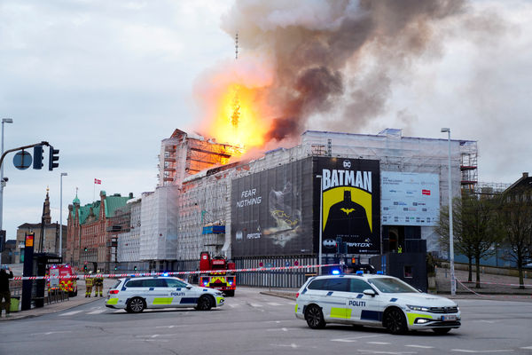 ▲▼丹麥舊證券交易所發生大火。（圖／路透）