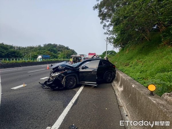 ▲▼國1造橋地磅站前大小車擦撞　2人脫困後送醫。（圖／苗栗縣消防局提供）