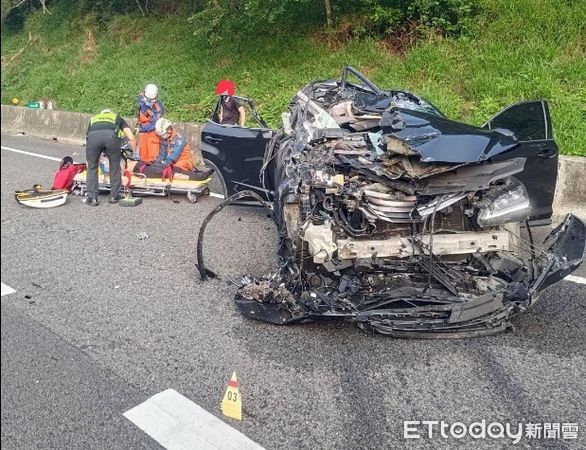 ▲▼國1造橋地磅站前大小車擦撞　2人脫困後送醫。（圖／苗栗縣消防局提供）