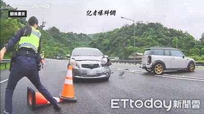 驚險畫面曝！國道警處理車禍險遭追撞　女警及時跳開躲過一劫