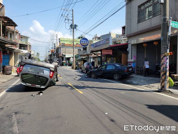 ▲新園鄉鹽洲路車交通事故，自小客車翻覆             。（圖／記者陳崑福翻攝）