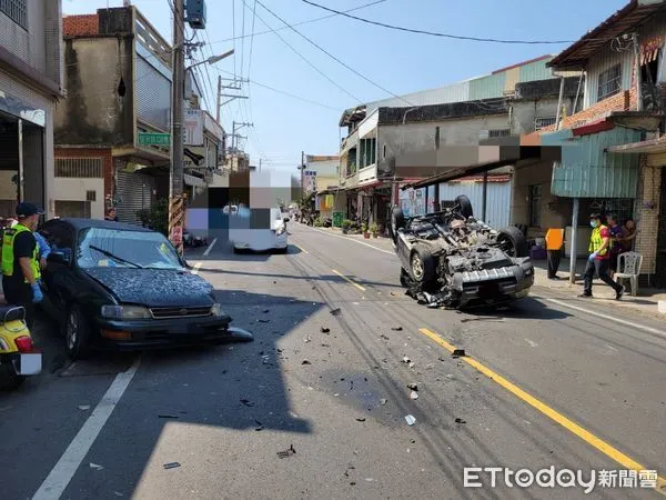 ▲新園鄉鹽洲路車交通事故，自小客車翻覆             。（圖／記者陳崑福翻攝）
