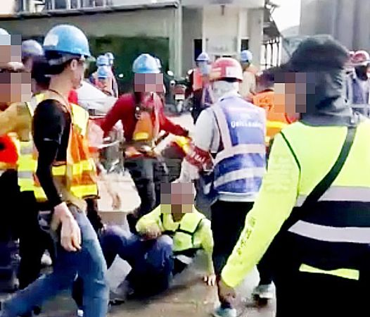 ▲大潭電廠8號機外圍今天上午發生工人打群架，交管人員被圍攻倒地。（圖／翻攝自臉書《黑色豪門家族》）