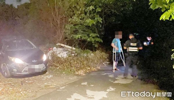 ▲桃園市大園警方今天凌晨接獲報案指稱，1名男子遭毆打後強押上車，大園警方循線查緝涉案3男到案，警方陪同被害人到現場指認。（圖／記者沈繼昌翻攝）