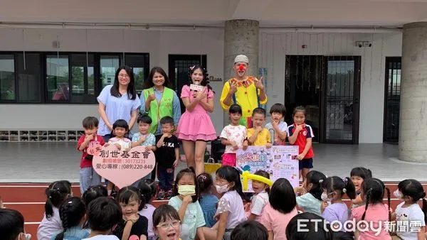▲小丑爸爸歡樂秀快閃向日葵幼兒園，為創世台東院5月4日舉辦的「柴語錄公益園遊會」提前宣傳。（圖／記者楊漢聲翻攝）
