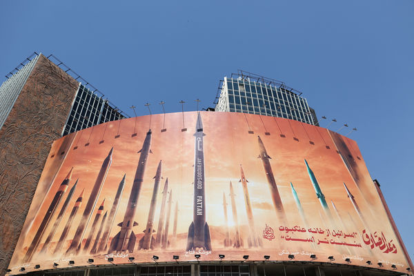 ▲▼德黑蘭街頭掛著一幅反以色列廣告牌，上面有伊朗飛彈的圖片。（圖／路透）