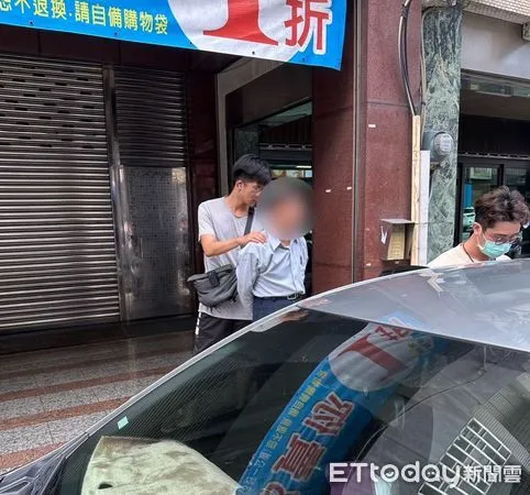 ▲台南市警一分局東門派出所據報，埋伏緝獲出面面交的49歲劉姓車手。（圖／記者林東良翻攝，下同）