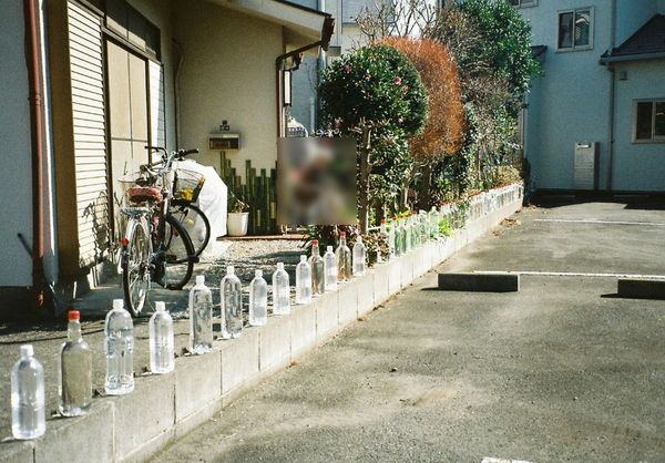 網友指出日本住家外放置一排裝水的寶特瓶小月月事件，是用來防止野貓闖入。（翻攝小紅書）