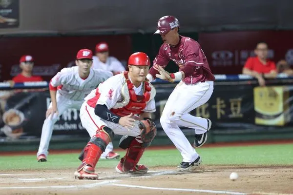 ▲蔣少宏與陳晨威本壘攻防             。（圖／樂天桃猿提供）