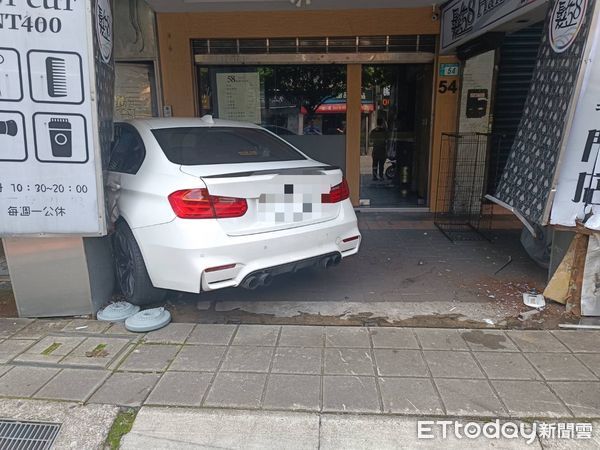 ▲▼BMW失控撞進騎樓！2機車被撞毀 。（圖／記者戴上容翻攝）