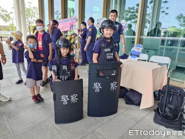 ▲台南市立圖書館新總館辦理「讀的「舊」是你」活動，包括懷舊童玩闖關遊戲、古早味美食文創市集及小小街頭藝人演出等，希望激發民眾享受閱讀、徜徉懷舊文化，親子參與熱烈。（圖／記者林東良翻攝，下同）