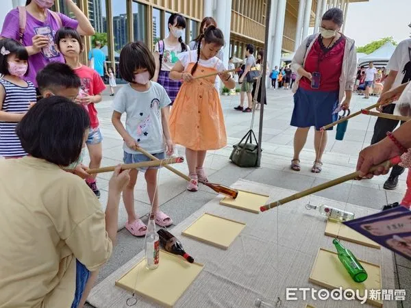 ▲台南市立圖書館新總館辦理「讀的「舊」是你」活動，包括懷舊童玩闖關遊戲、古早味美食文創市集及小小街頭藝人演出等，希望激發民眾享受閱讀、徜徉懷舊文化，親子參與熱烈。（圖／記者林東良翻攝，下同）