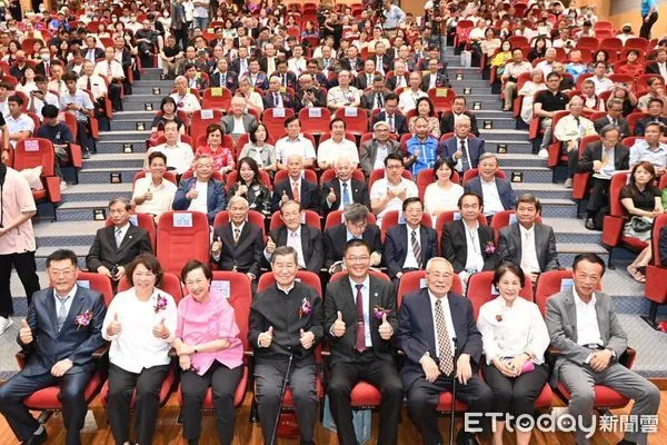 ▲▼  黃敏惠市長偕蕭萬長前副總統同慶嘉中百年校慶 感謝嘉中厚植嘉市教育力  。（圖／嘉義市政府提供）