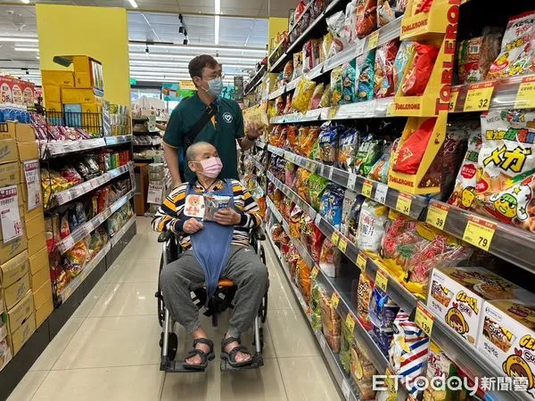 ▲竹秀護家安排長輩逛超市。（圖／竹山秀傳醫院提供，下同）