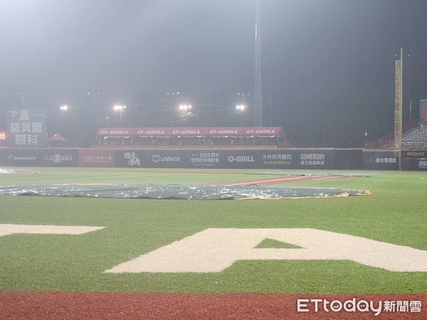 ▲天母球場下雨暫停            。（圖／記者歐建智攝）