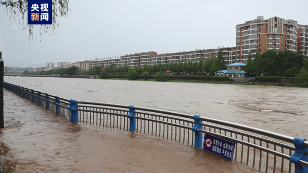 ▲▼廣東暴雨「水淹到脖子」　大叔「只剩一顆頭」照騎電機車。（圖／翻攝微博）