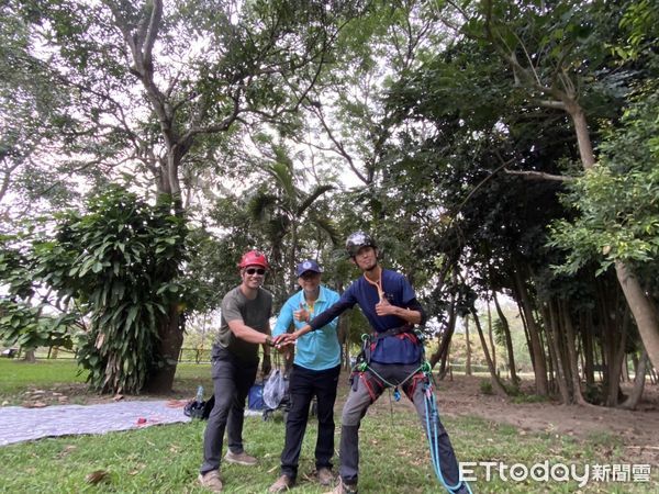 ▲台南山上花園水道博物館與台南市野生保育協會及攀樹團體合作，於距離地面10公尺的樹梢，架設即時監控設備，隨時觀察俗稱「大笨鳥」的黑冠麻鷺育雛狀況。（圖／記者林東良翻攝，下同）