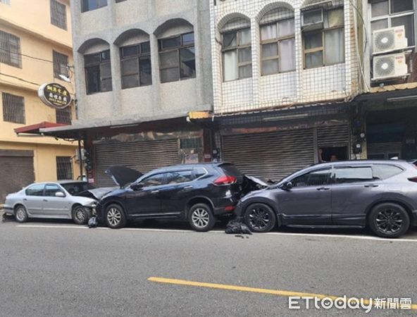 ▲陳男因精神不濟駕車逆向衝撞路邊停放之汽機車。（圖／中壢警分局提供）