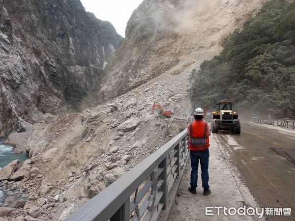 ▲中橫公路流芳橋西側邊坡大規模坍方，交通阻斷。（圖／公路局提供，下同）