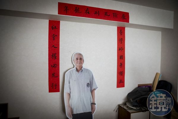 廢死聯盟辦公室擺著王信福的等身人像，現年70歲的他，是台灣最高齡的死刑犯，也是目前廢死聯盟救援中的死刑冤案。