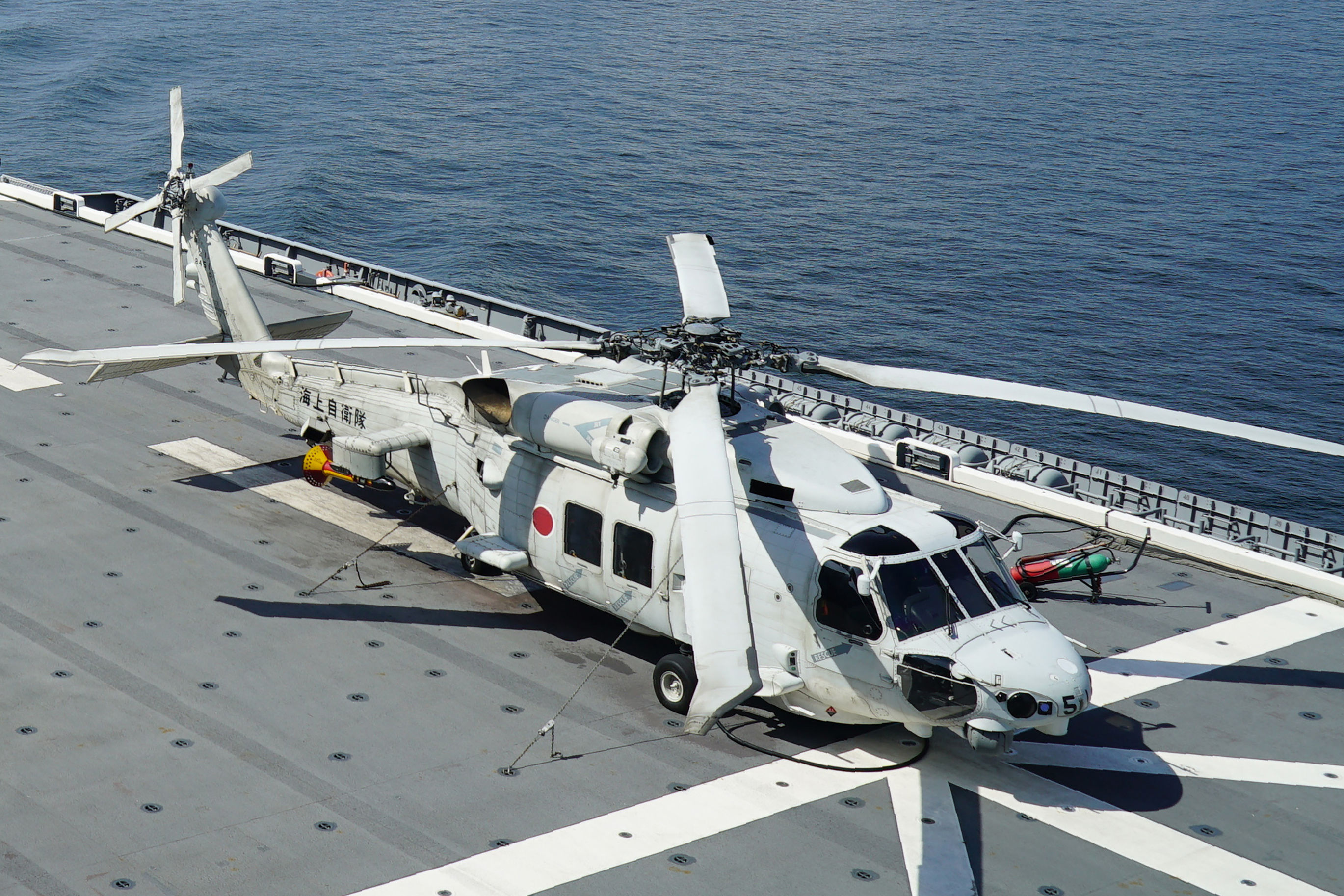 ▲▼2019年6月，一架SH-60K海鷹直升機停在出雲號護衛艦的飛行甲板上。（圖／達志影像／美聯社）