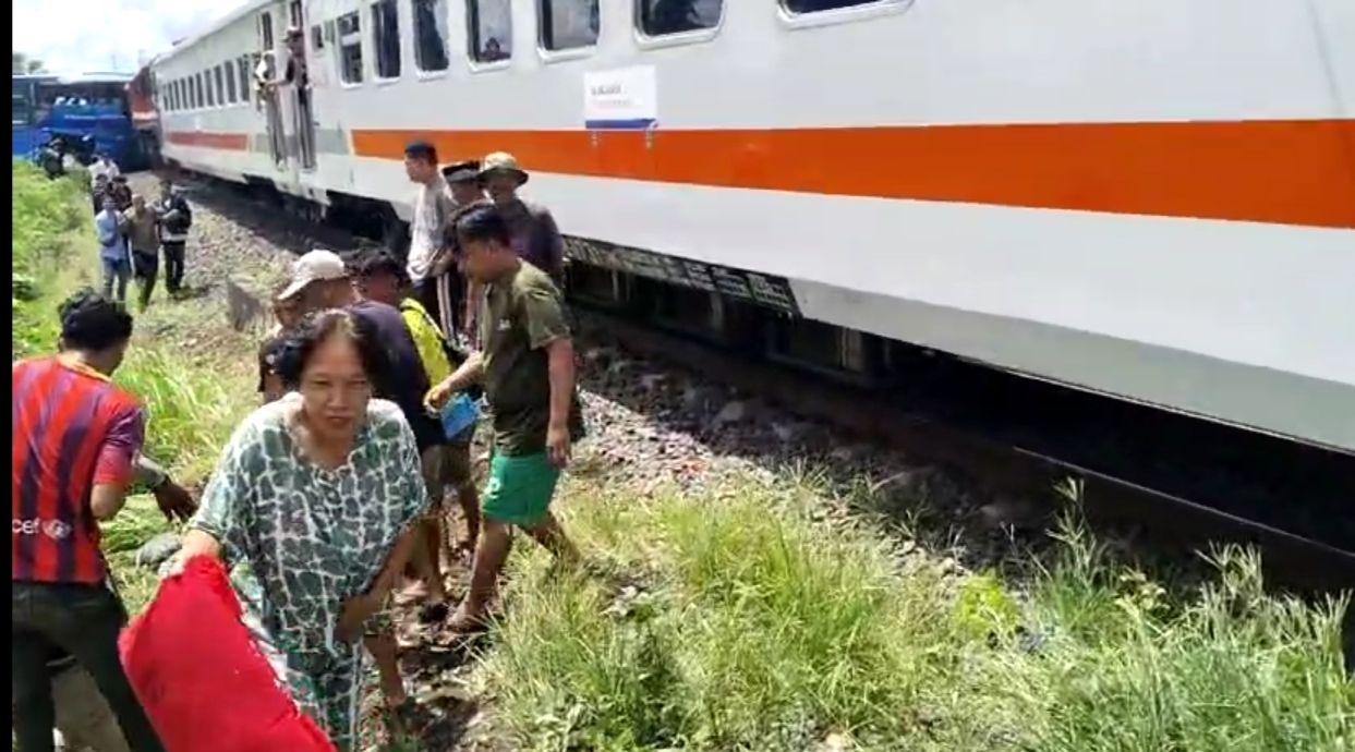 ▲▼印尼火車撞巴士  拖行50公尺 乘客甩飛。（圖／saungnews）