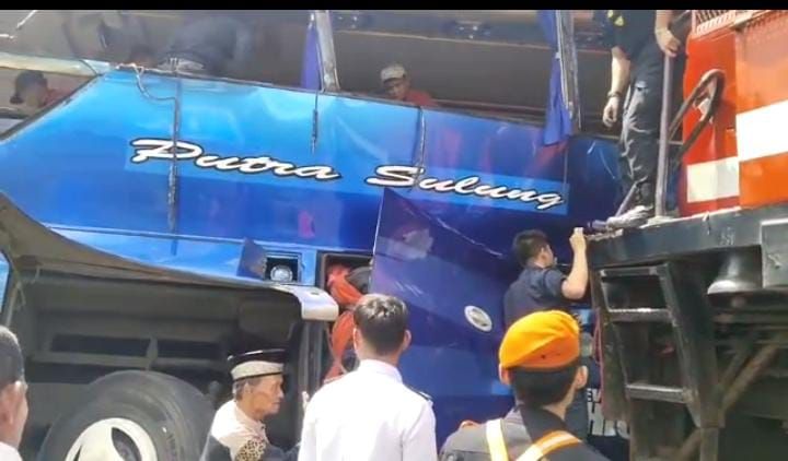 ▲▼印尼火車撞巴士  拖行50公尺 乘客甩飛。（圖／saungnews）