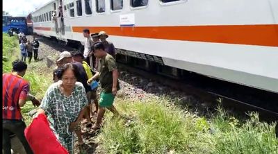 印尼巴士「與火車相撞」遭拖行50m！乘客拋飛車外 5死15傷