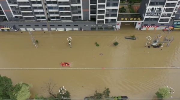 ▲廣東豪雨導致部分地區出現洪災，城市水深最高達2公尺。（圖／翻攝新華網）
