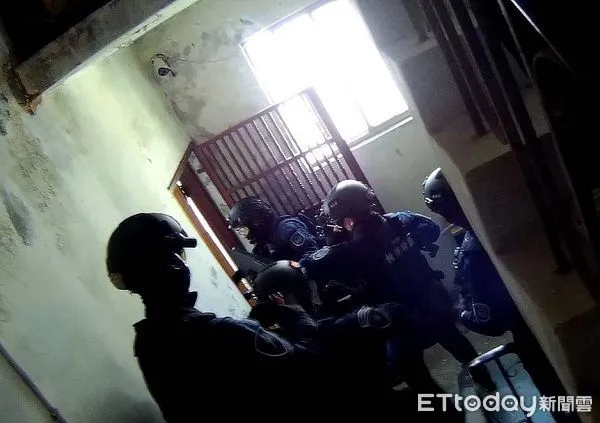 ▲桃園警方全副武裝前往新北公寓攻堅。（圖／桃園警分局提供）