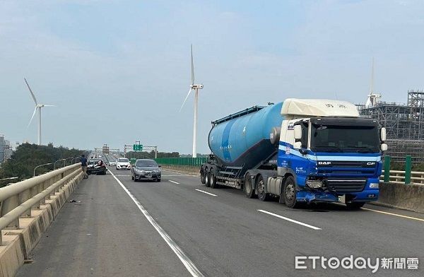 ▲小客被撞得180度迴轉，卡在路邊車頭、車尾毀損，路面遺留長長的煞車痕。（圖／大園警分局提供）