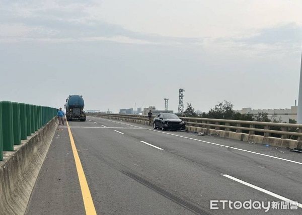 ▲小客被撞得180度迴轉，卡在路邊車頭、車尾毀損，路面遺留長長的煞車痕。（圖／大園警分局提供）