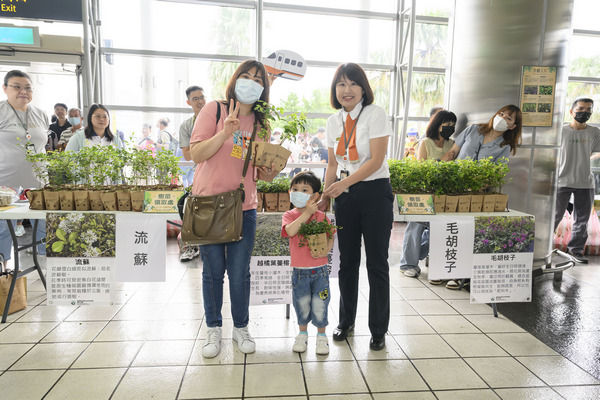 ▲世界地球日，高鐵桃園站贈樹苗植樹