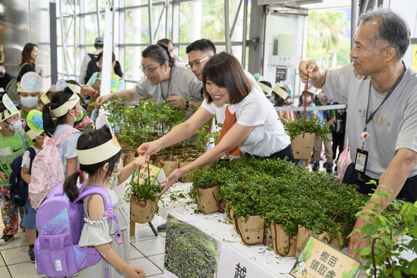 ▲世界地球日，高鐵桃園站贈樹苗植樹