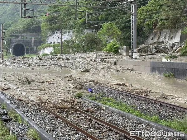 ▲▼花蓮台鐵和仁到崇德站間土石崩落，導致雙線中斷，北迴線暫時無法通行。（圖／記者黃彥傑翻攝）