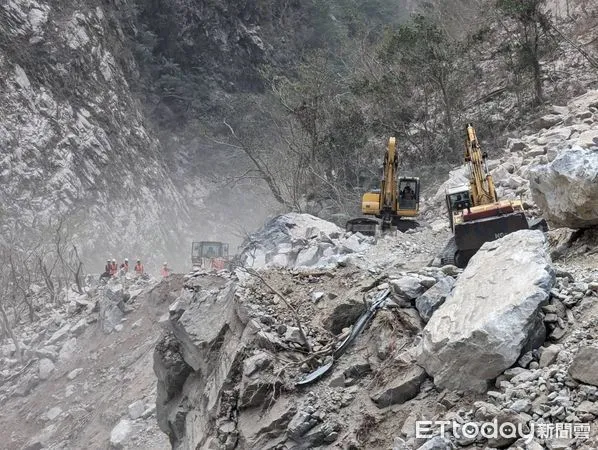 ▲▼搶修團隊排除千噸巨石持續搶通受災路段。（圖／公路局提供，下同）