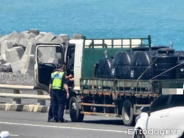 ▲車輛故障警方協助排除。（圖／記者楊漢聲翻攝）