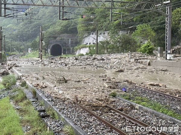 ▲▼因強降雨造成台鐵仁德至仁和間軌道遭土石流淹沒，交通中斷。（圖／記者王兆麟翻攝，下同）