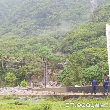 ▲▼因強降雨造成台鐵仁德至仁和間軌道遭土石流淹沒，交通中斷。（圖／記者王兆麟翻攝，下同）