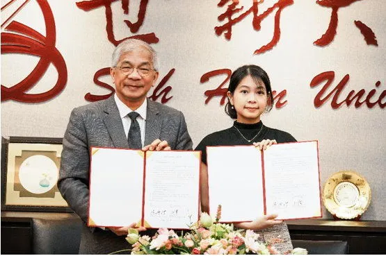 圖一：世新大學校長陳清河（左）與精英公關集團董事孔寧（右）代表簽約。（圖／世新大學提供）
