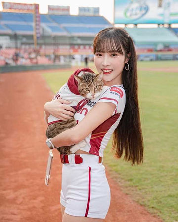 愛小動物的Rina，個人社群都是愛貓靴寶的萌照，她還曾把貓咪帶上球場。（圖／翻攝自Rina IG）