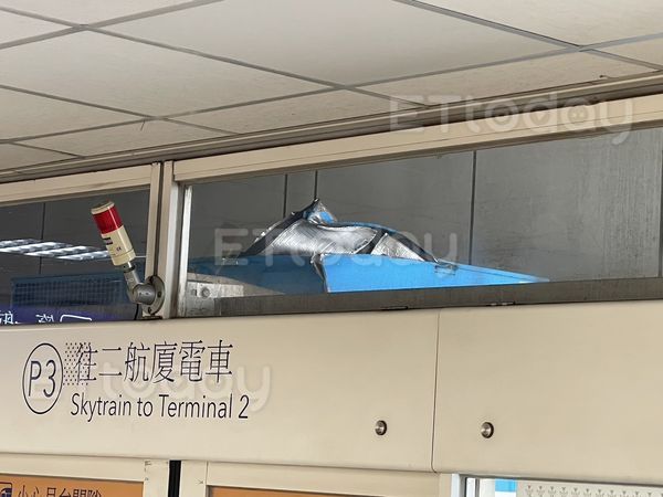 ▲桃機驚傳航廈電車撞上違規高空洗車機伸縮臂，車頂破大洞。（圖／民眾授權提供）