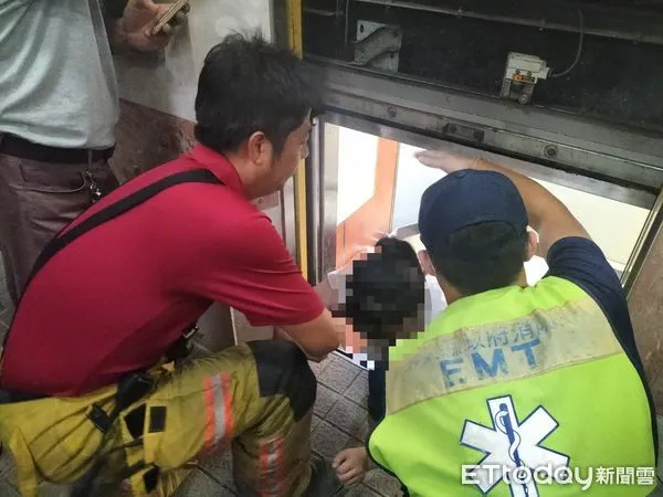 ▲內埔消防分隊救援受困電梯學生            。（圖／民眾提供，下同）