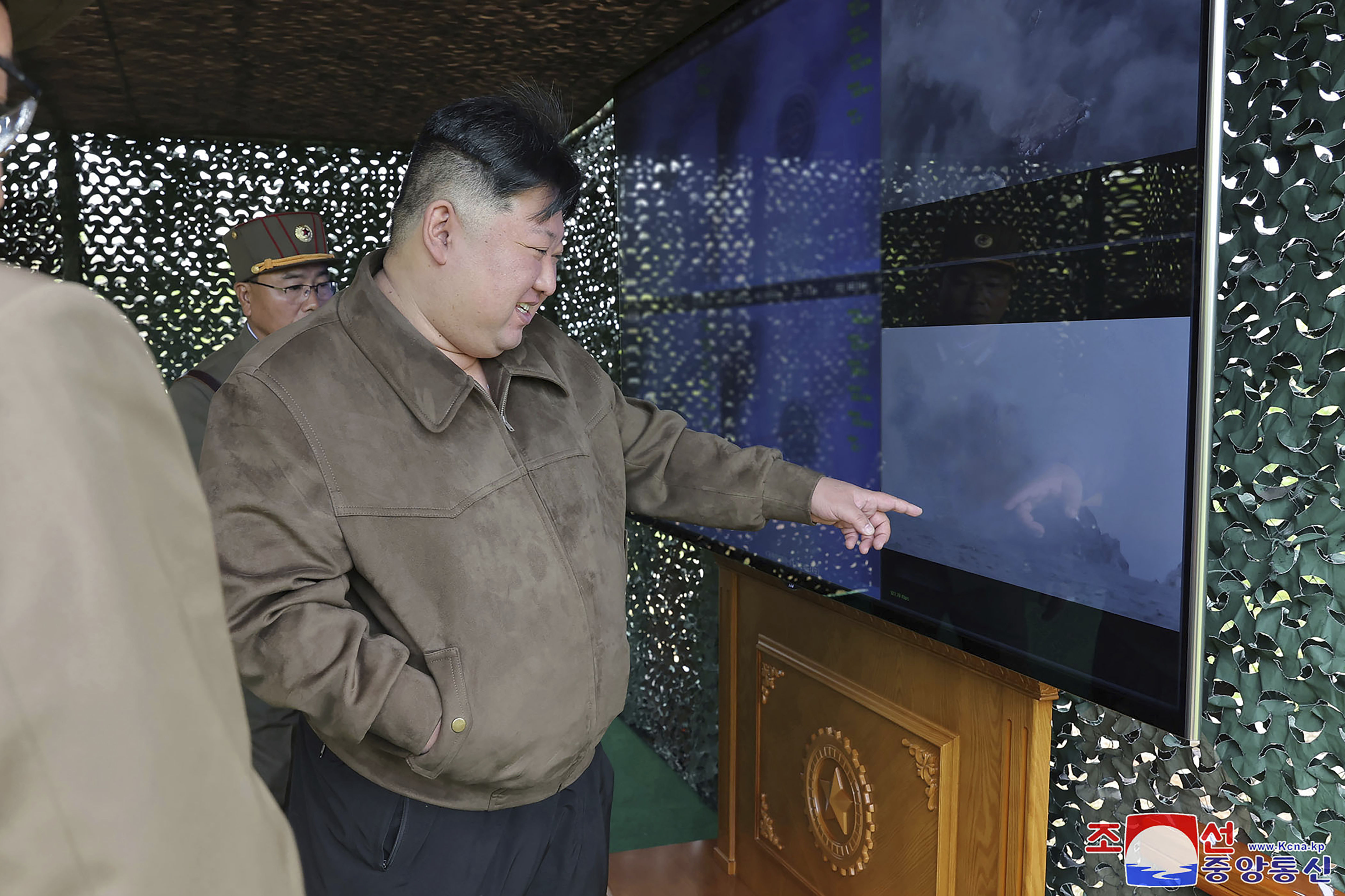 ▲▼北韓最高領導人金正恩22日視察核反擊模擬綜合訓練，發射4枚超大型放射砲。（圖／達志影像／美聯社）