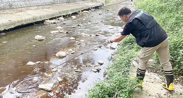 ▲桃園市龜山區裕民化學公司未領有汙水排放許可，環保局稽查人員現場慘及廢水樣本（資料照／桃市環保局提供）