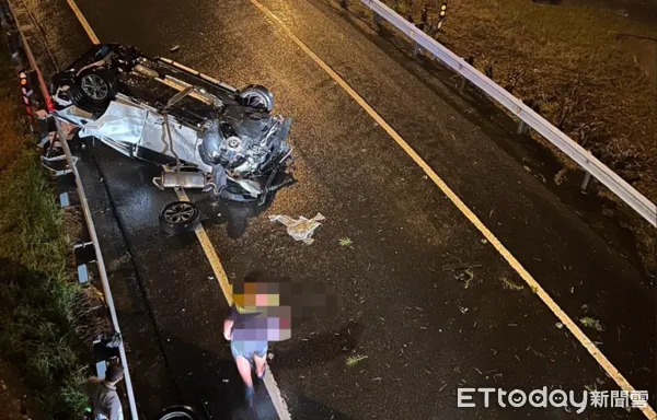 ▲自小客車疑因駕駛操作不當發生自撞，翻覆於國道3號中興交流道入口匝道，所幸僅1人輕傷。（圖／記者高堂堯翻攝）